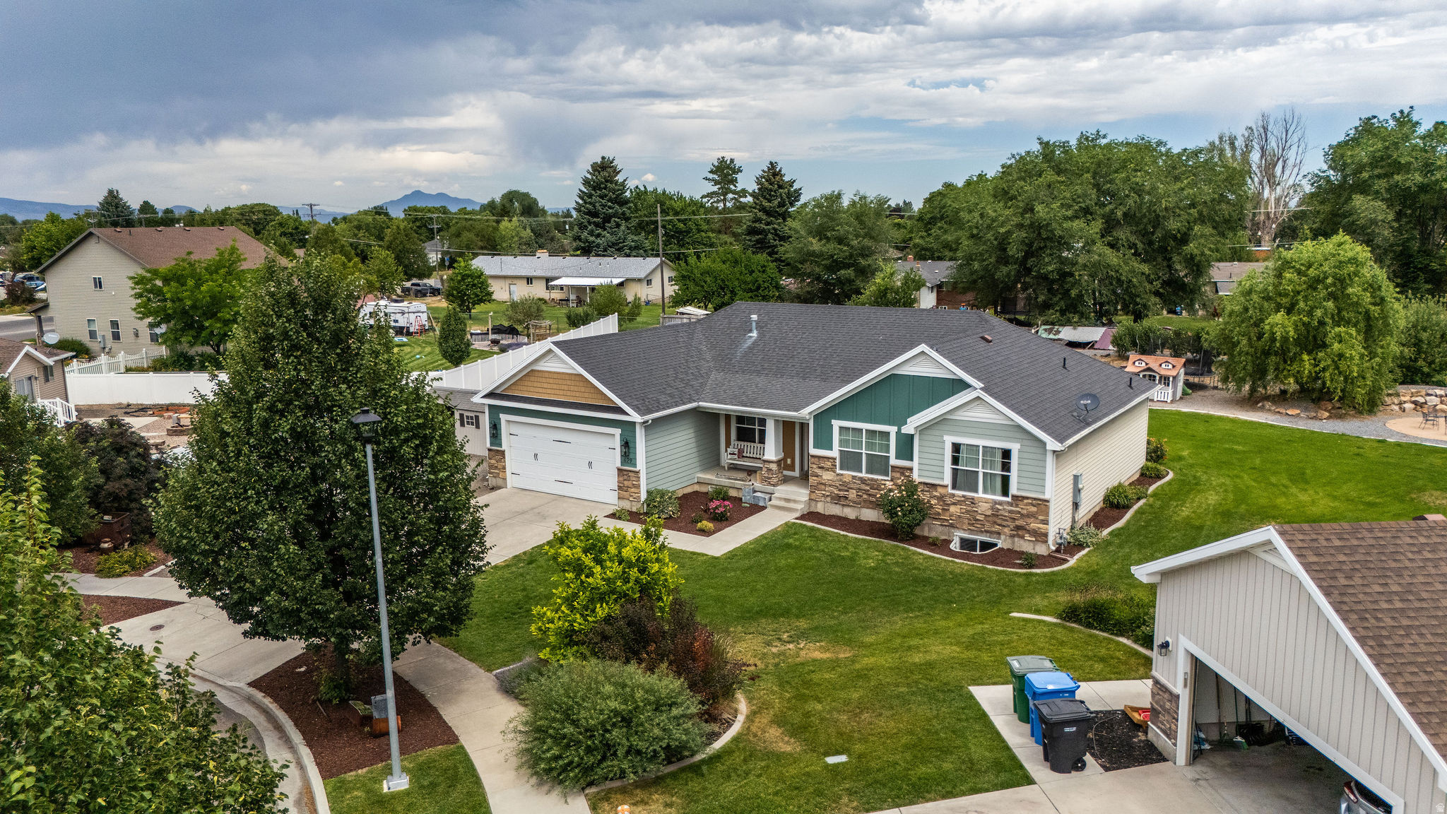 ROLLING HILLS - Residential