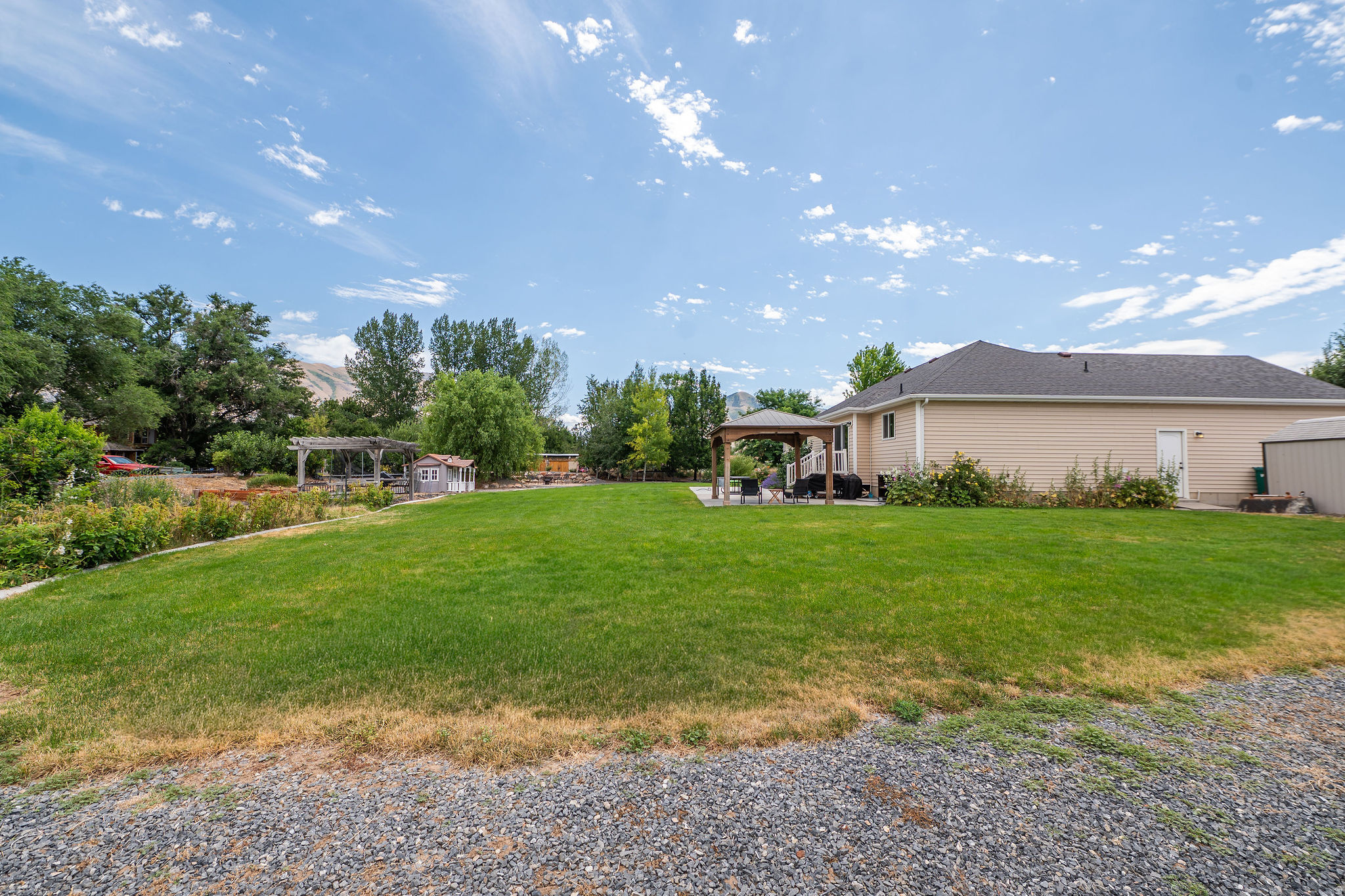 ROLLING HILLS - Residential