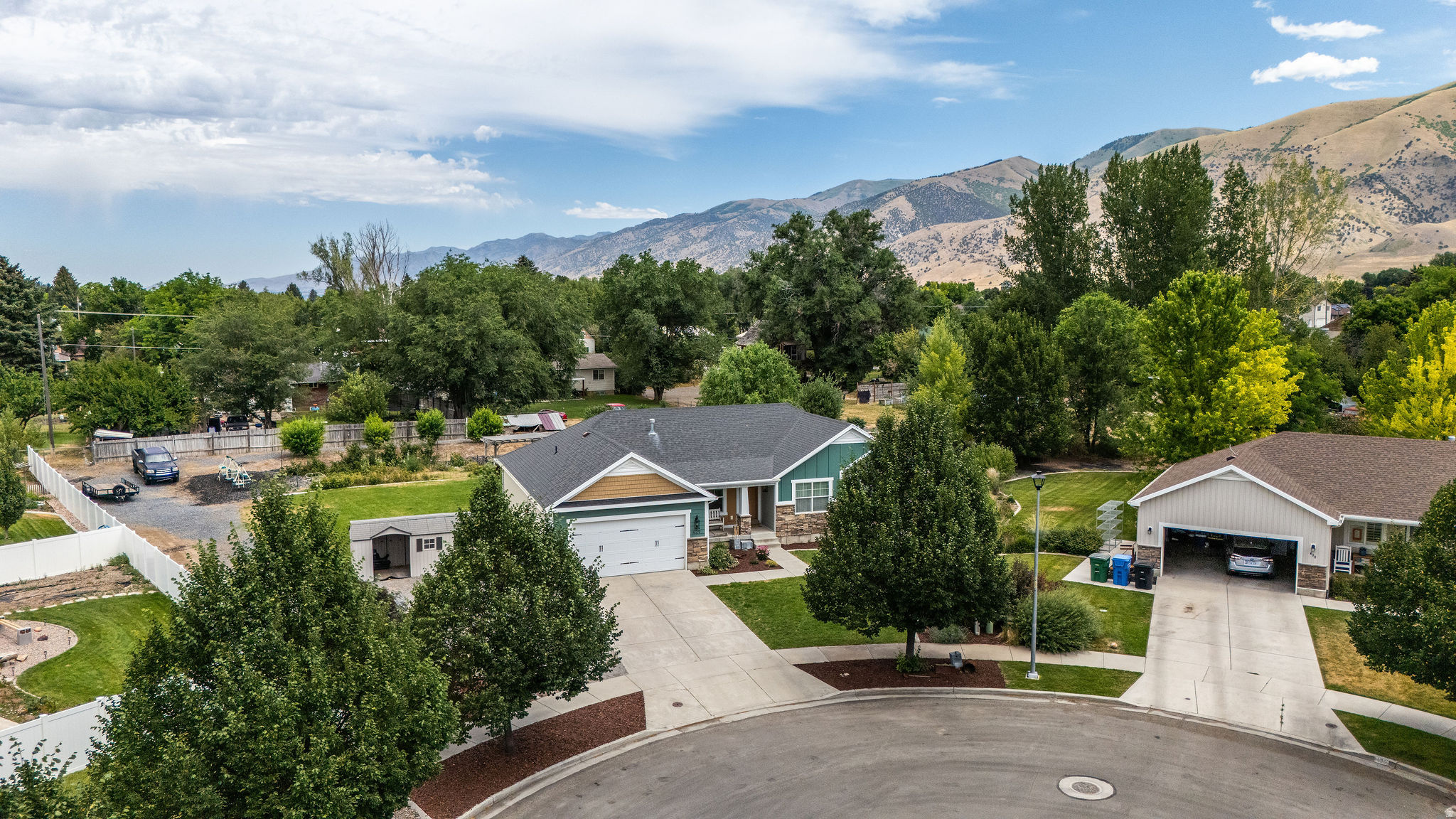 ROLLING HILLS - Residential