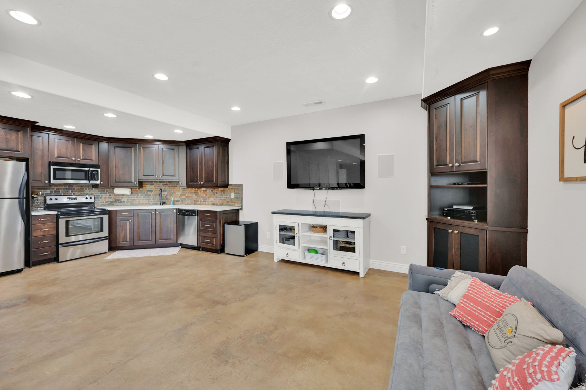ROYAL MEADOWS ESTATE - Residential