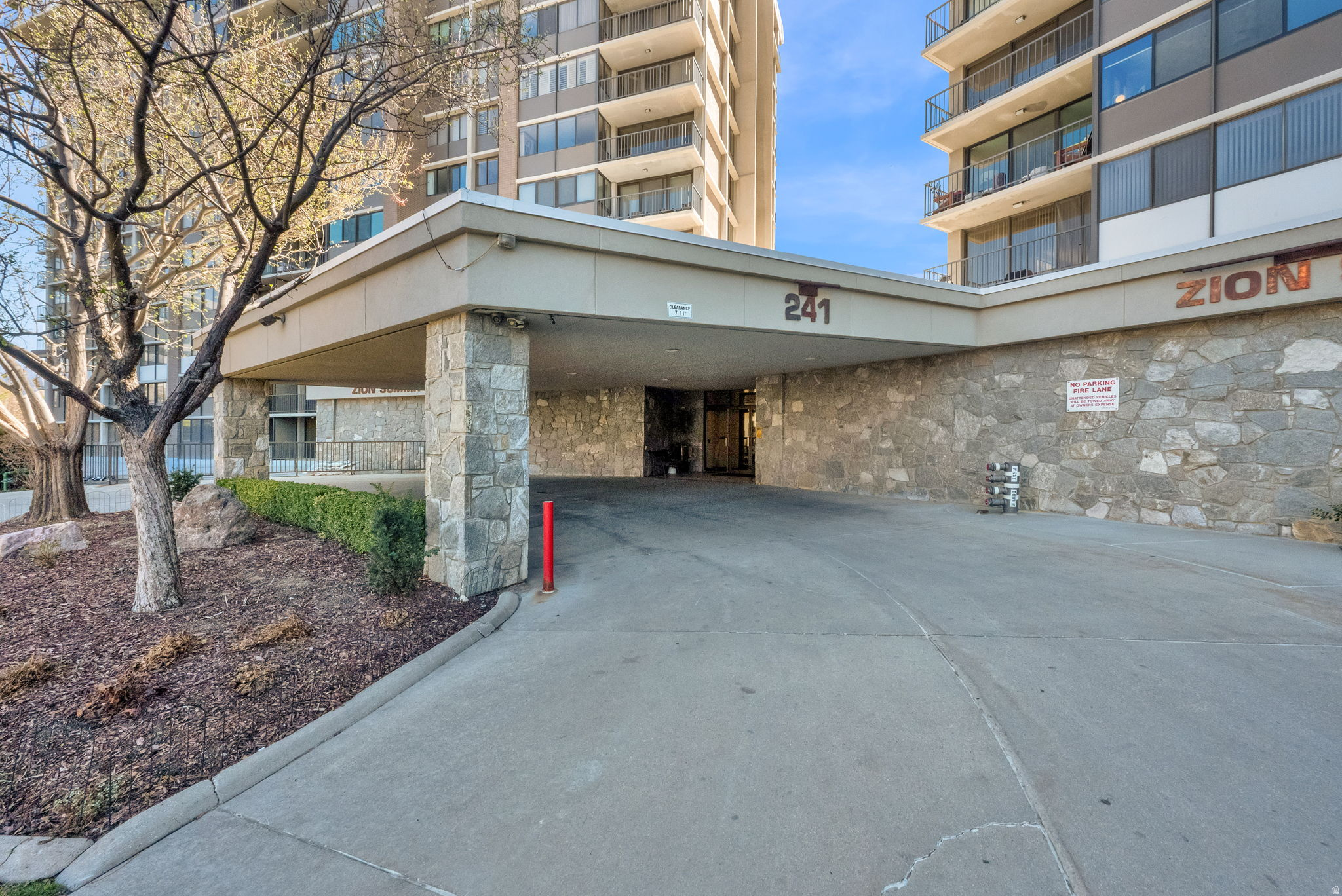 ZIONS SUMMIT CONDM - Residential