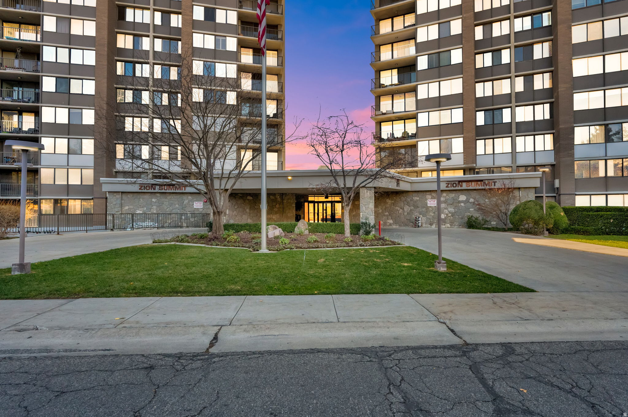 ZIONS SUMMIT CONDM - Residential