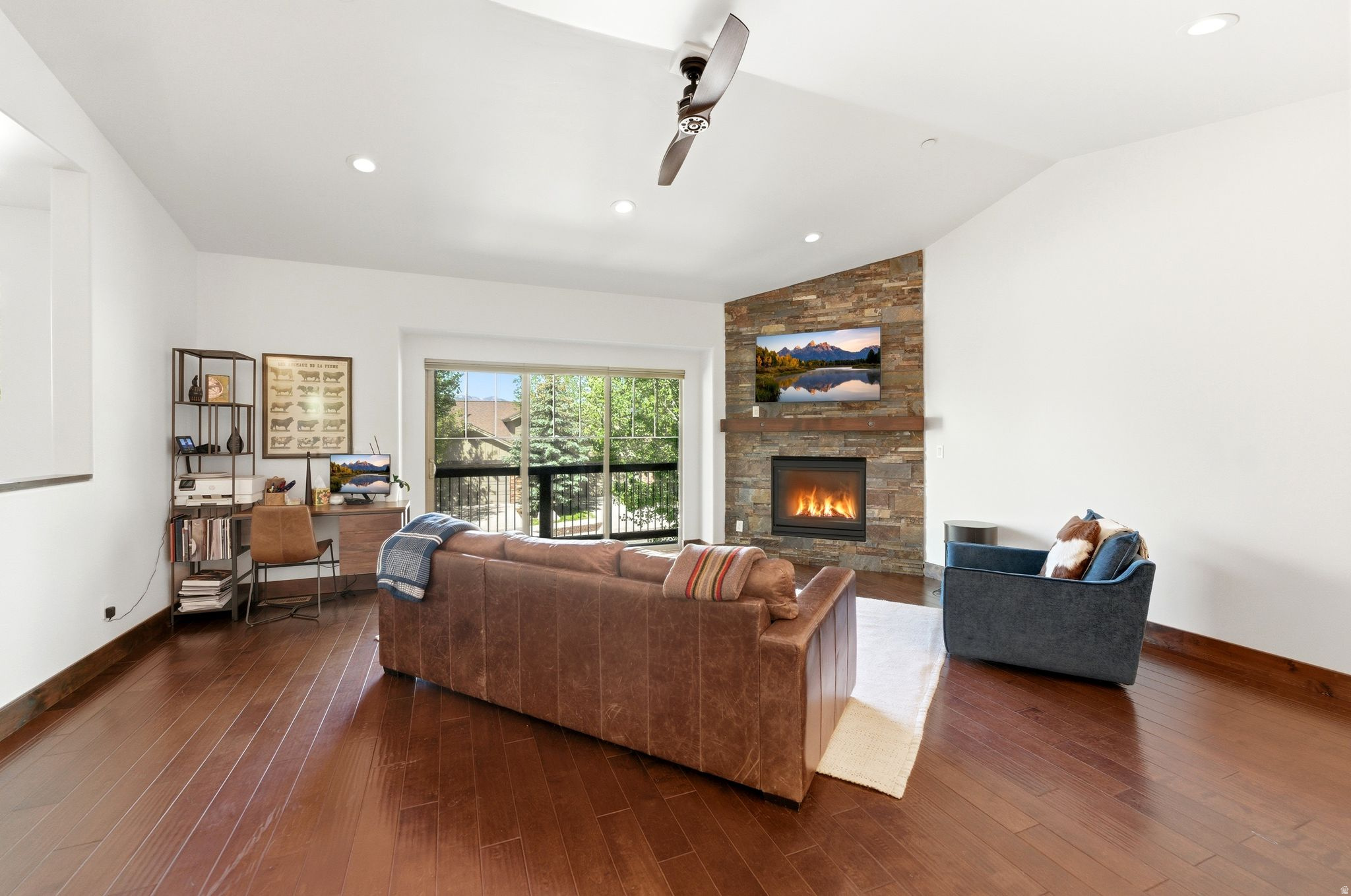 IROQUOIS - Residential