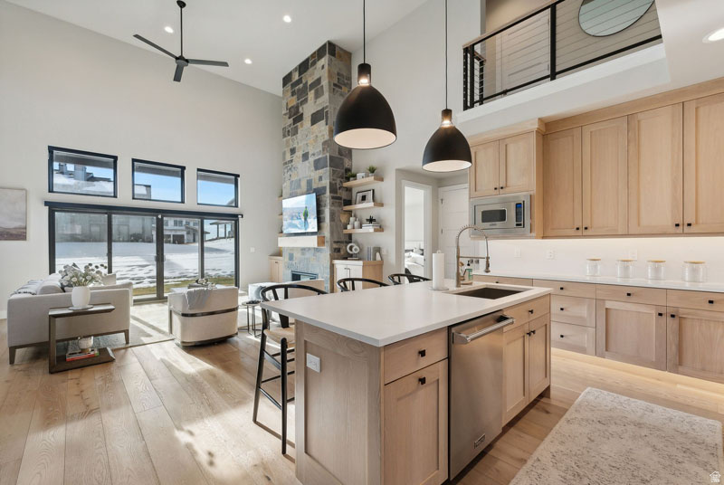 MAYFLOWER LAKESIDE - Residential