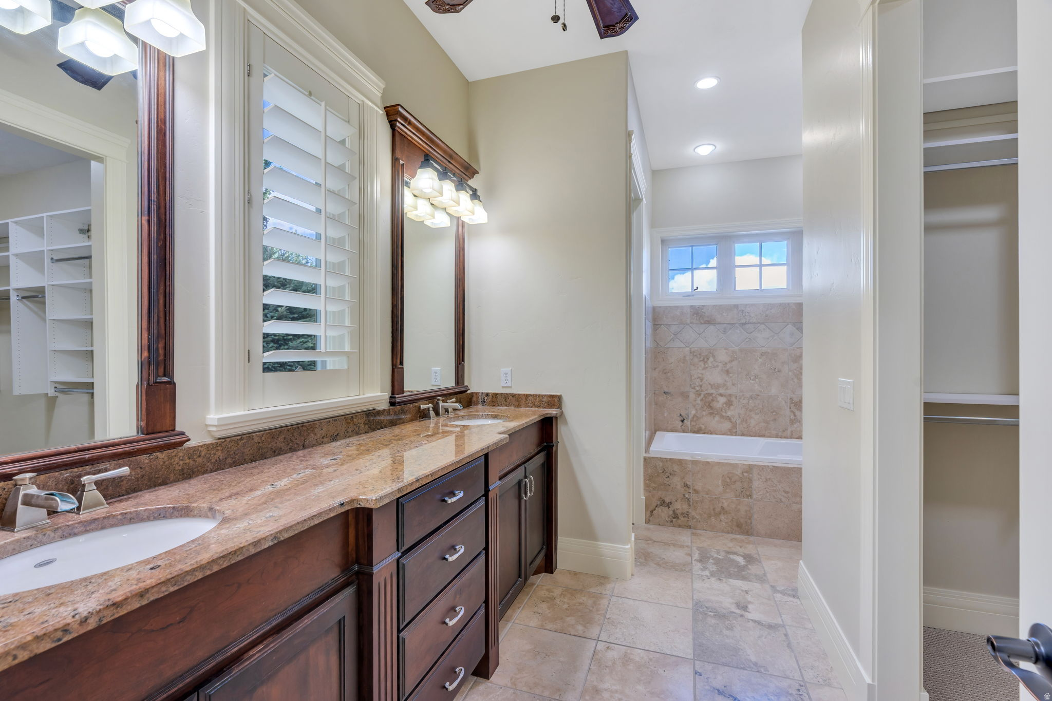 APPLEWOOD - Residential