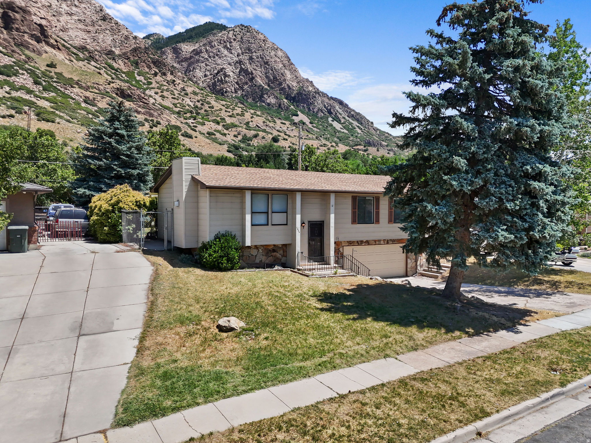 MOUNTAIN ROAD ESTATE - Residential