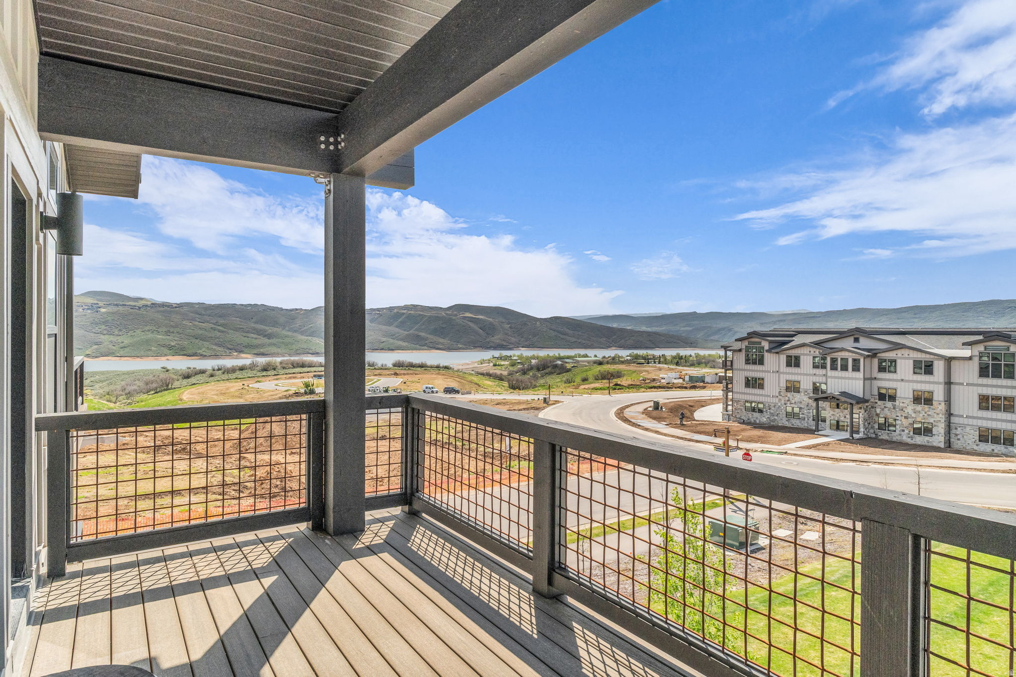MAYFLOWER LAKESIDE - Residential