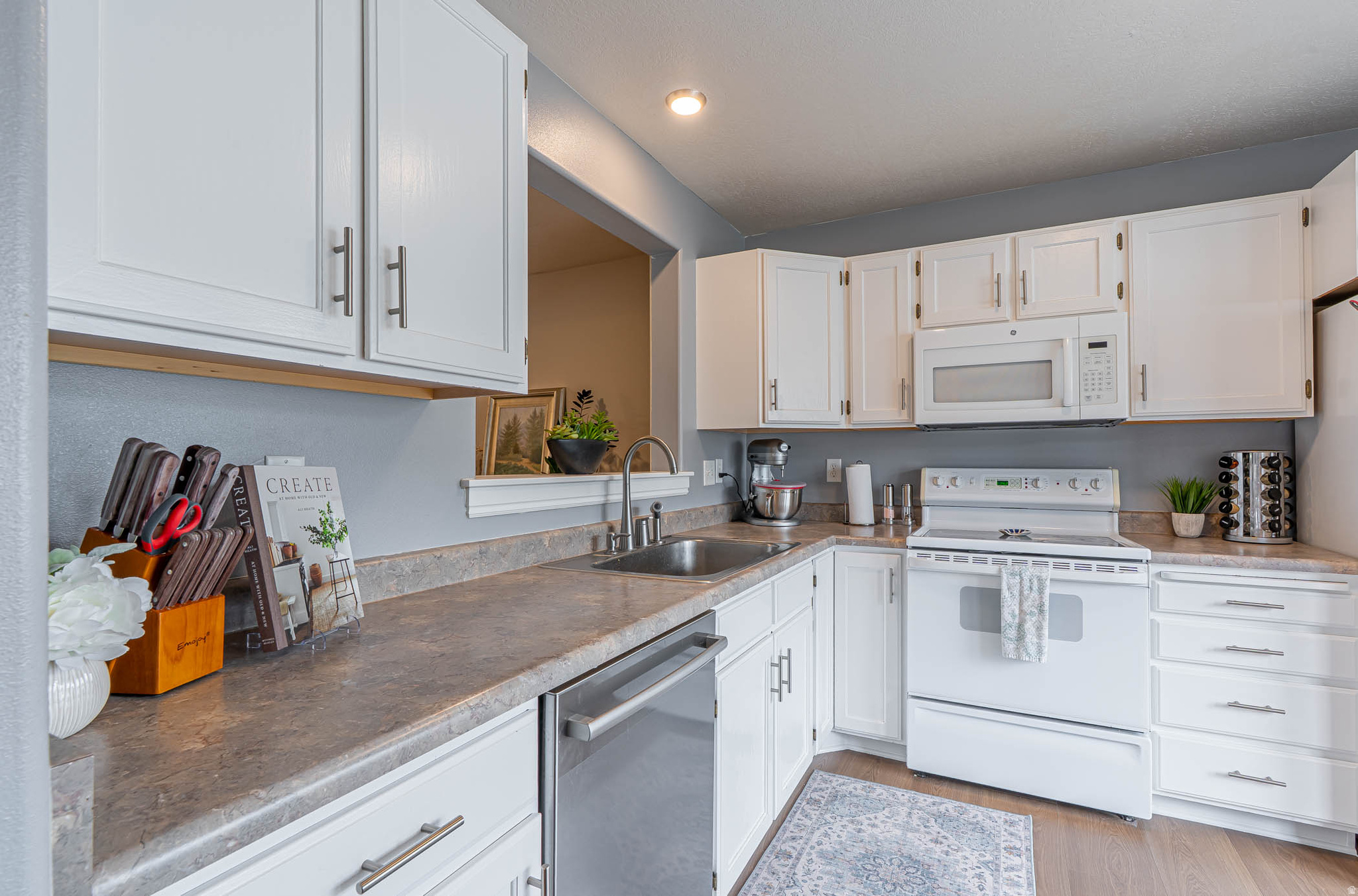 CREEKSIDE TOWNHOMES - Residential