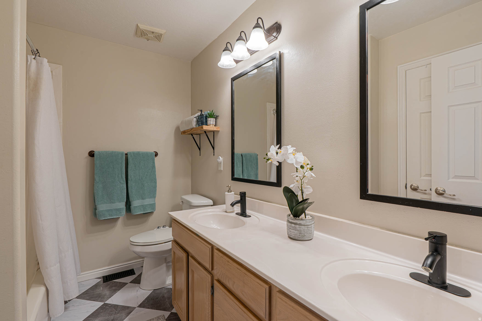 CREEKSIDE TOWNHOMES - Residential