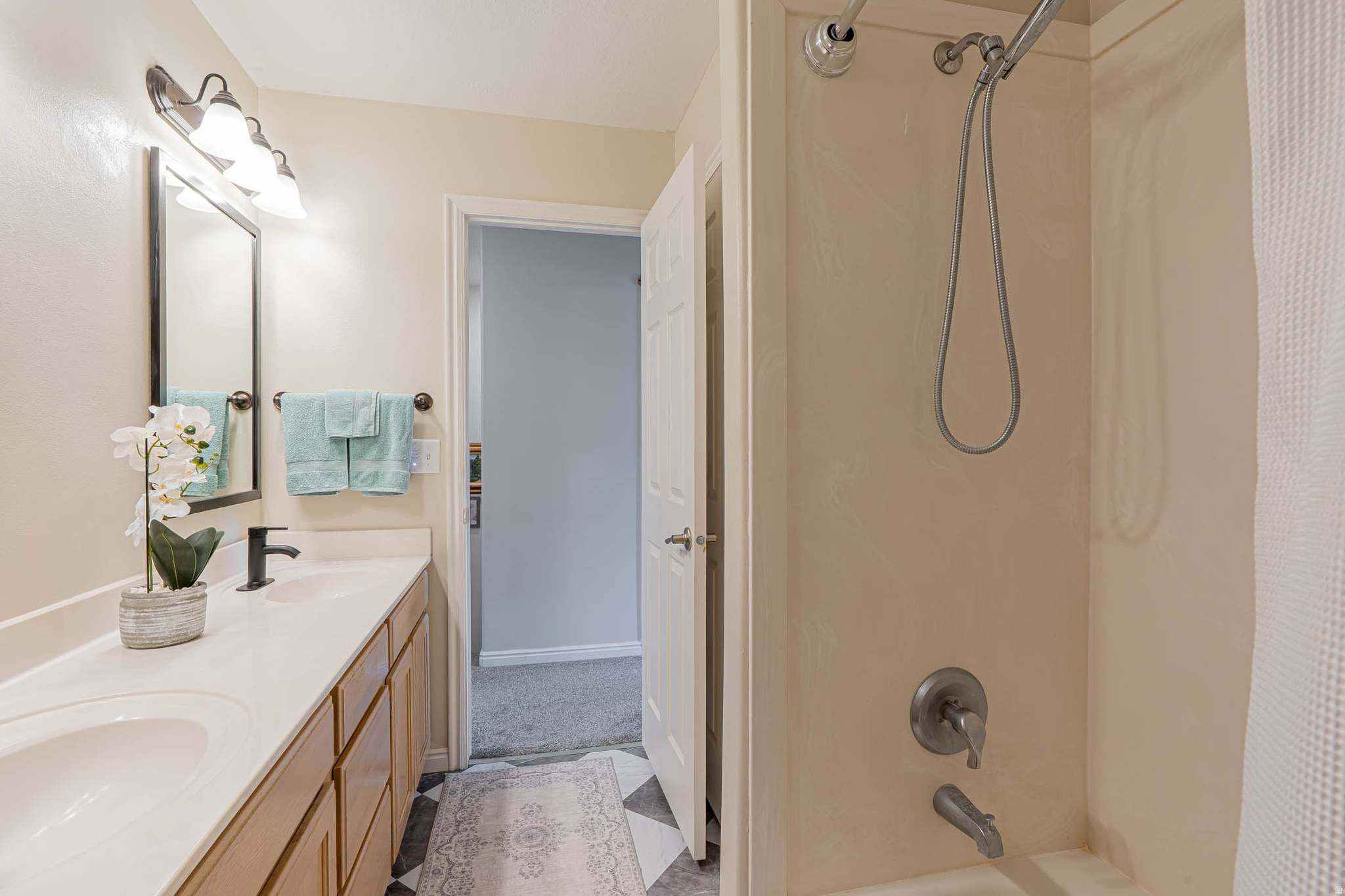 CREEKSIDE TOWNHOMES - Residential