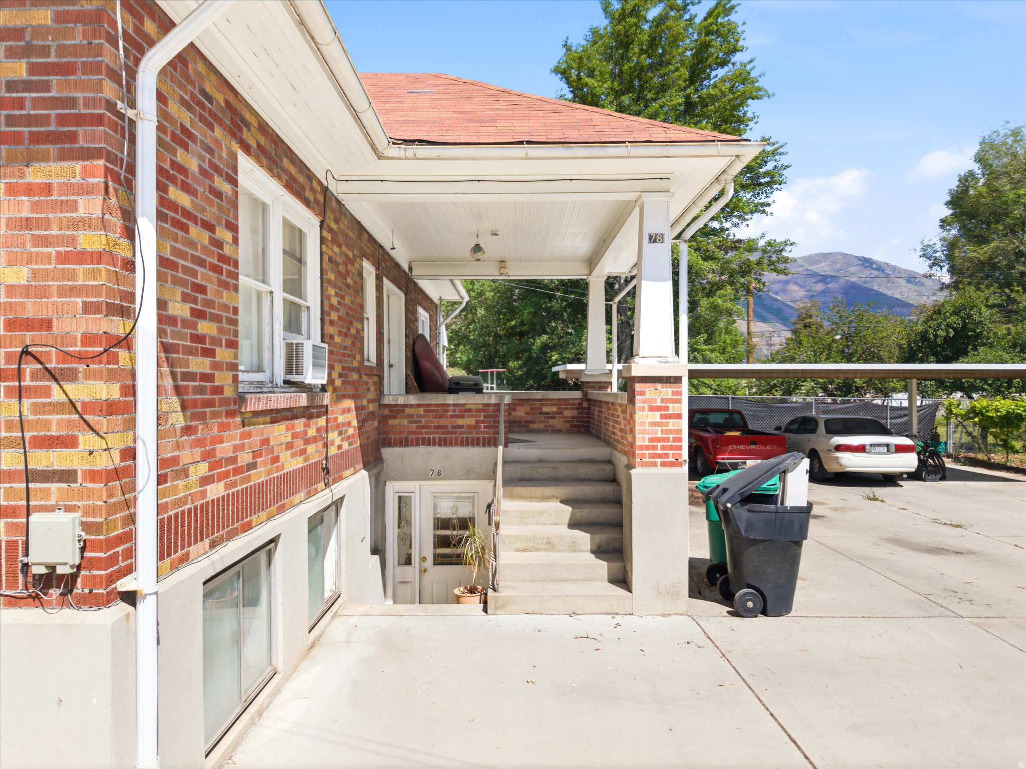 Main image without alt text