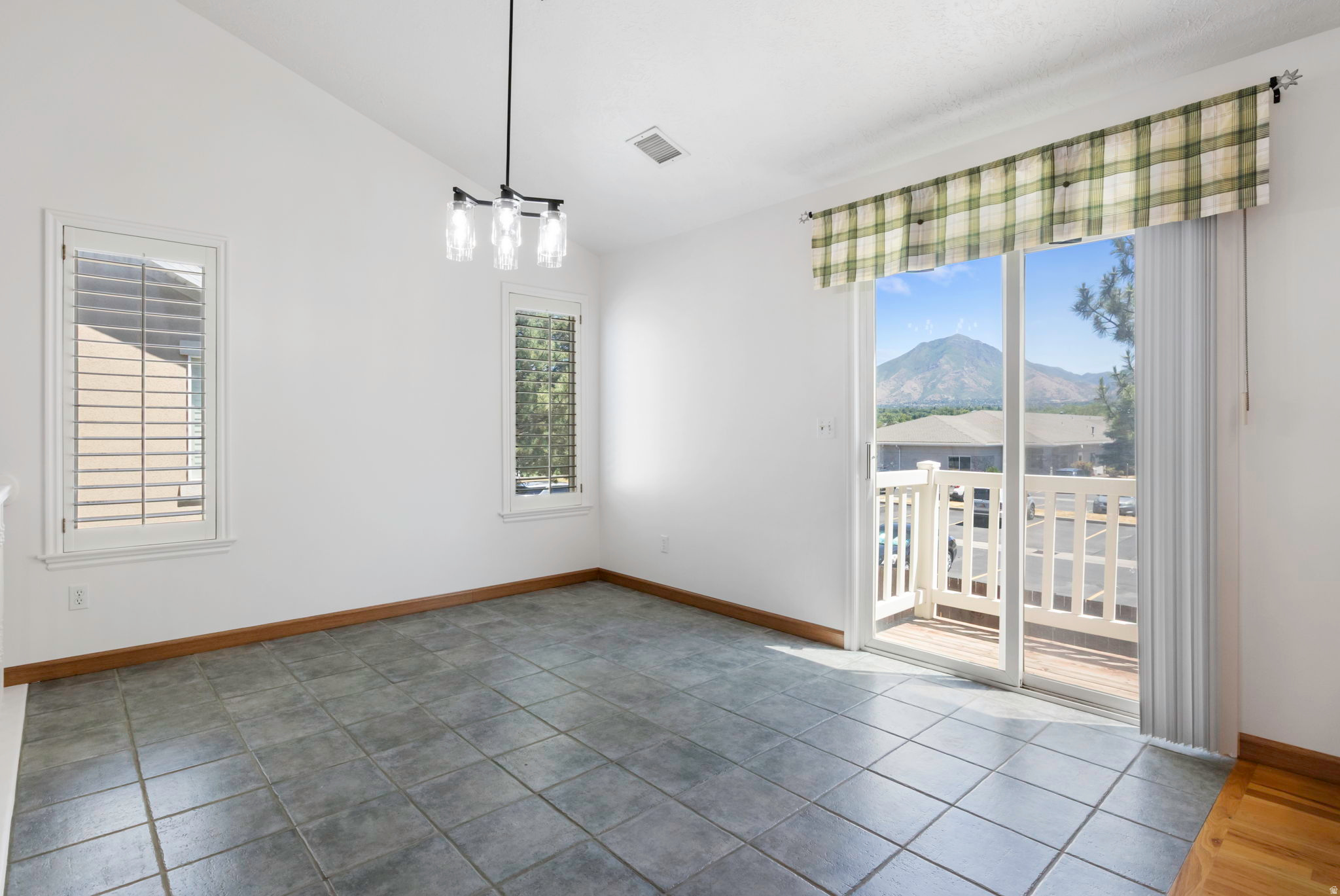 HAMPTON CREST - Residential
