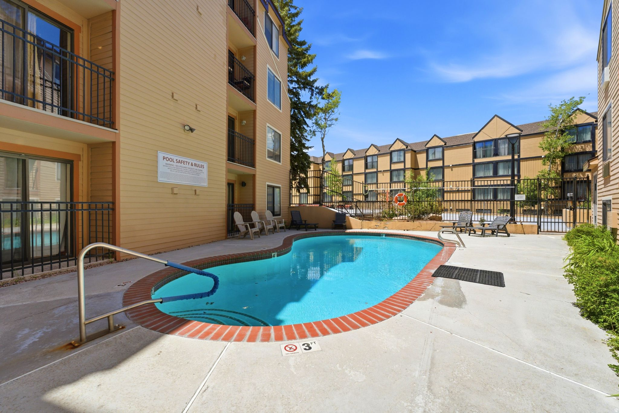 CARRIAGE HOUSE CONDOMINIUMS - Residential