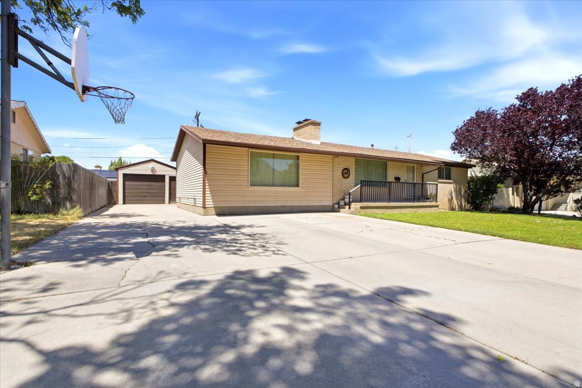 GOLDEN ACRES - Residential