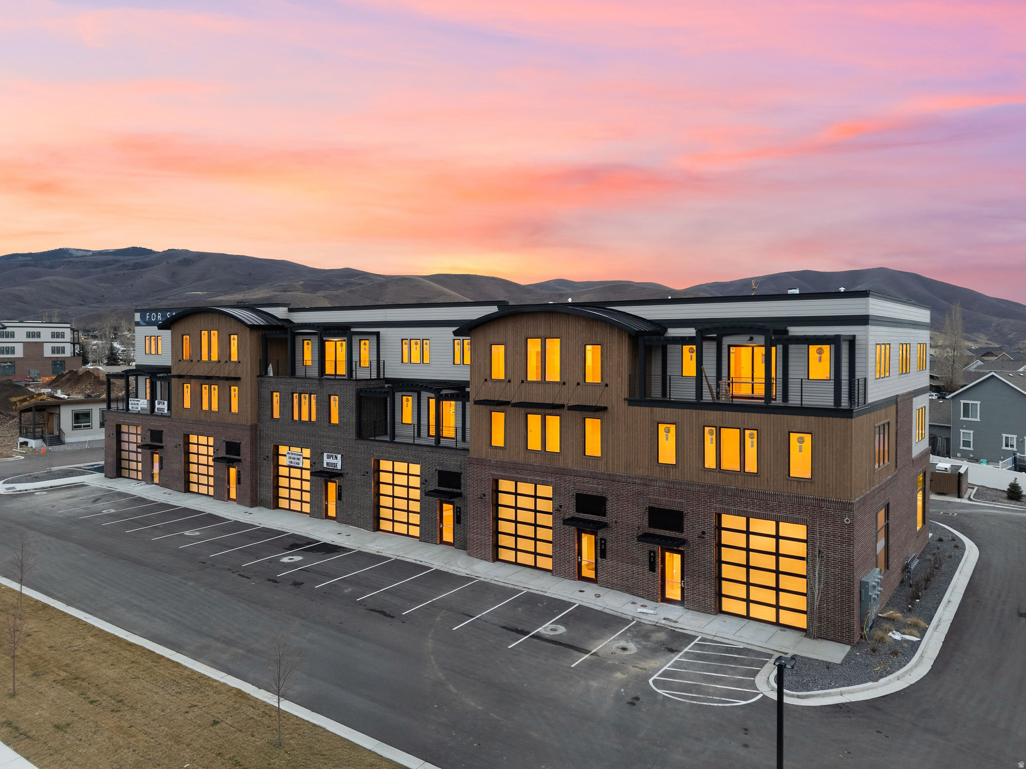 MOUNTAIN VIEW COMMONS - Residential