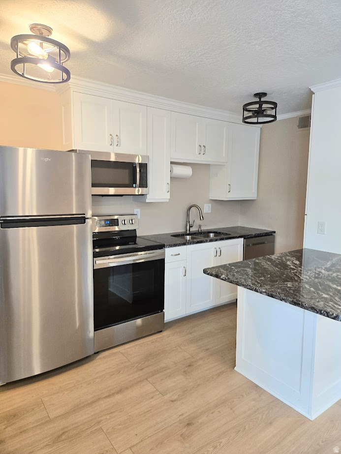 Charming Avenues condo! Convenient location, just minutes to downtown, restaurants, and the University of Utah! Lots of recent updates including brand new flooring, paint, and an updated kitchen complete with granite countertops and stainless-steel appliances! HOA includes all utilities except for electricity. Large, community courtyard! Nearby hiking trails and world class skiing! Google Fiber available. Secure storage unit and on-site laundry.  A must see!