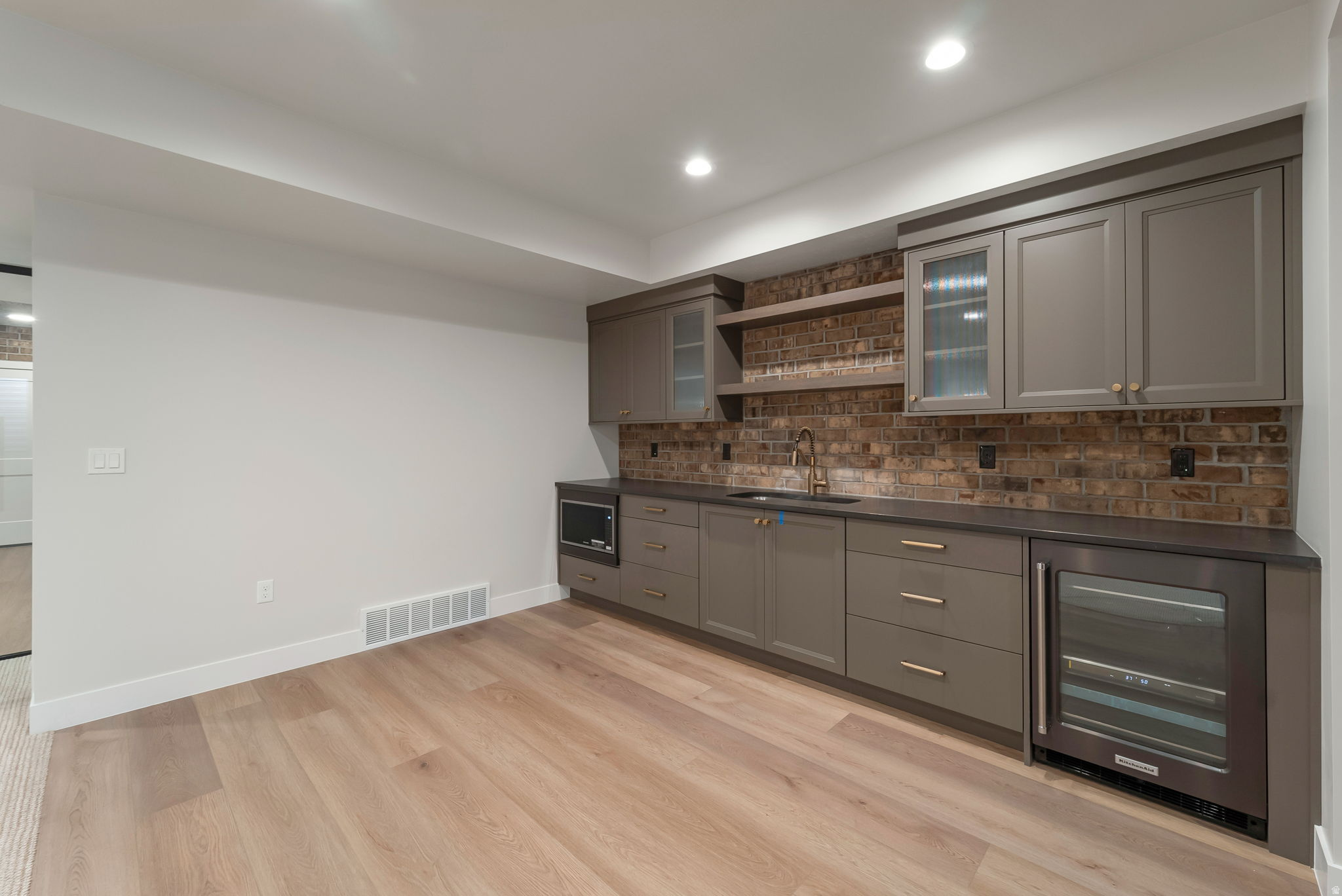 BEACON POINTE - Residential