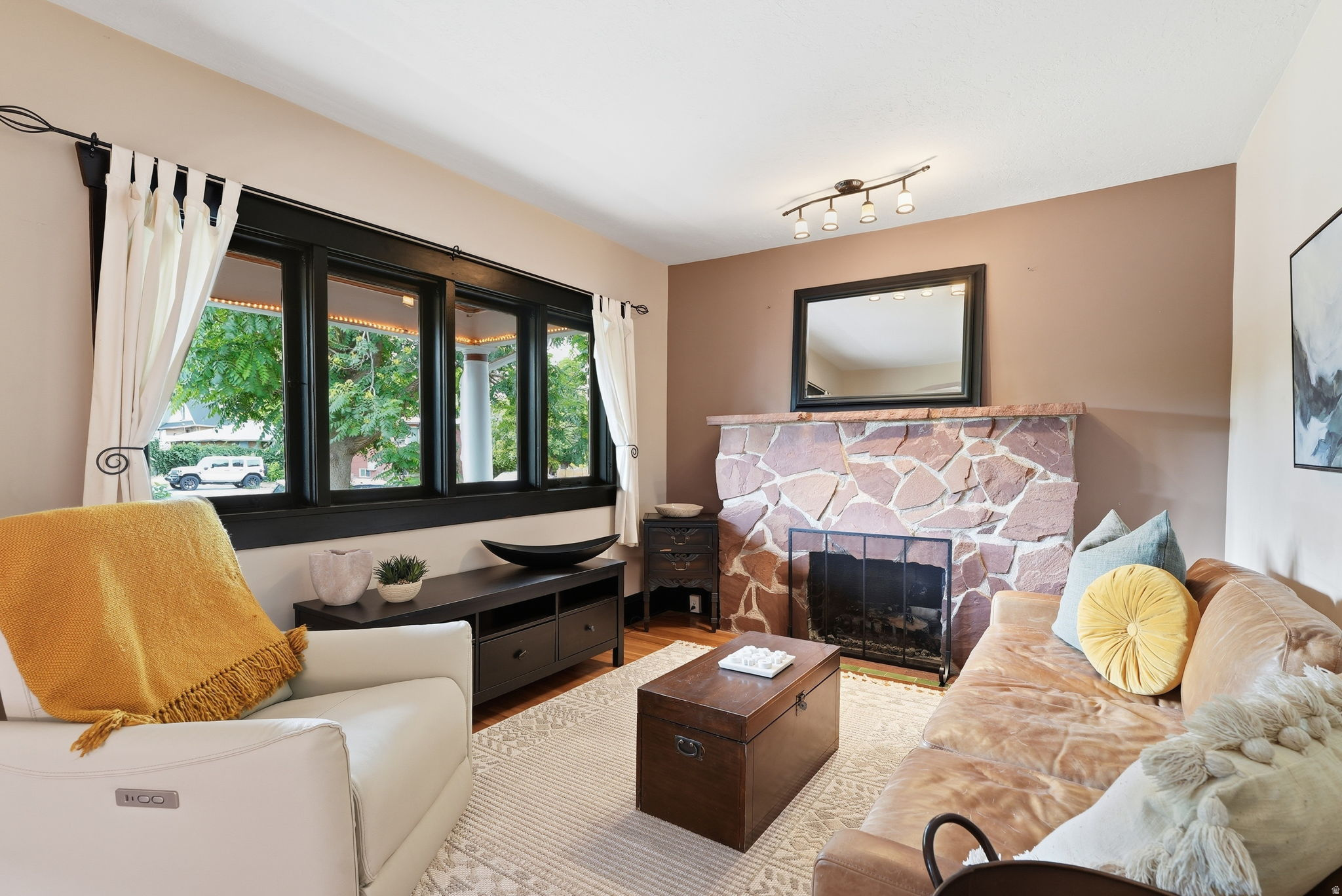 HILLVIEW - Residential