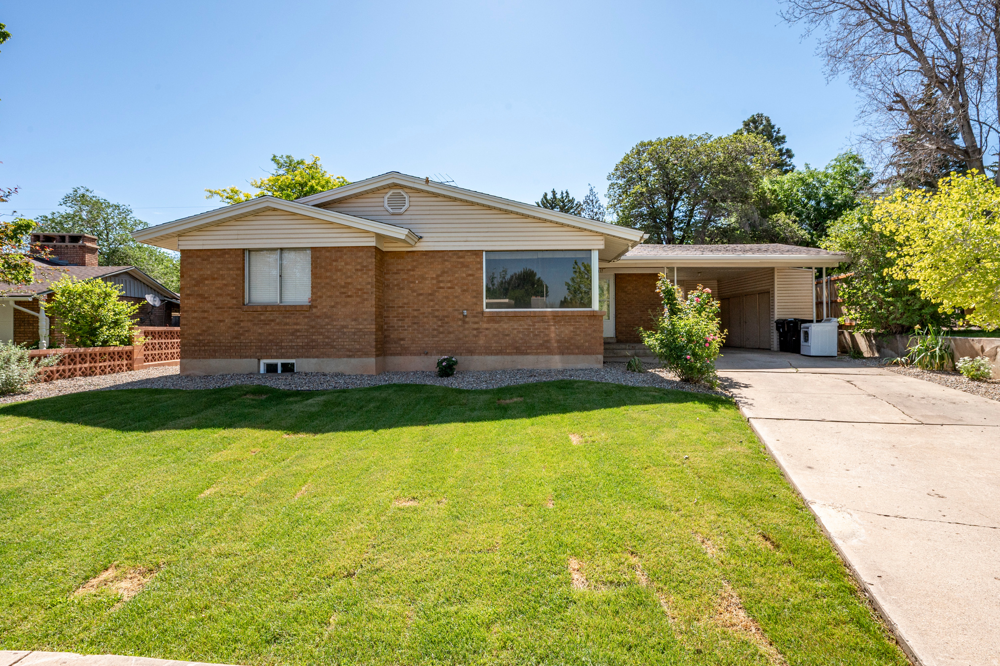Great home in a lovely neighborhood. 7 bed 2 bath 2820 SqFt built in 1960. Ideal for rental income. Close to SUU as well as other downtown amenities, zoned R-2-2. Come take a look today.