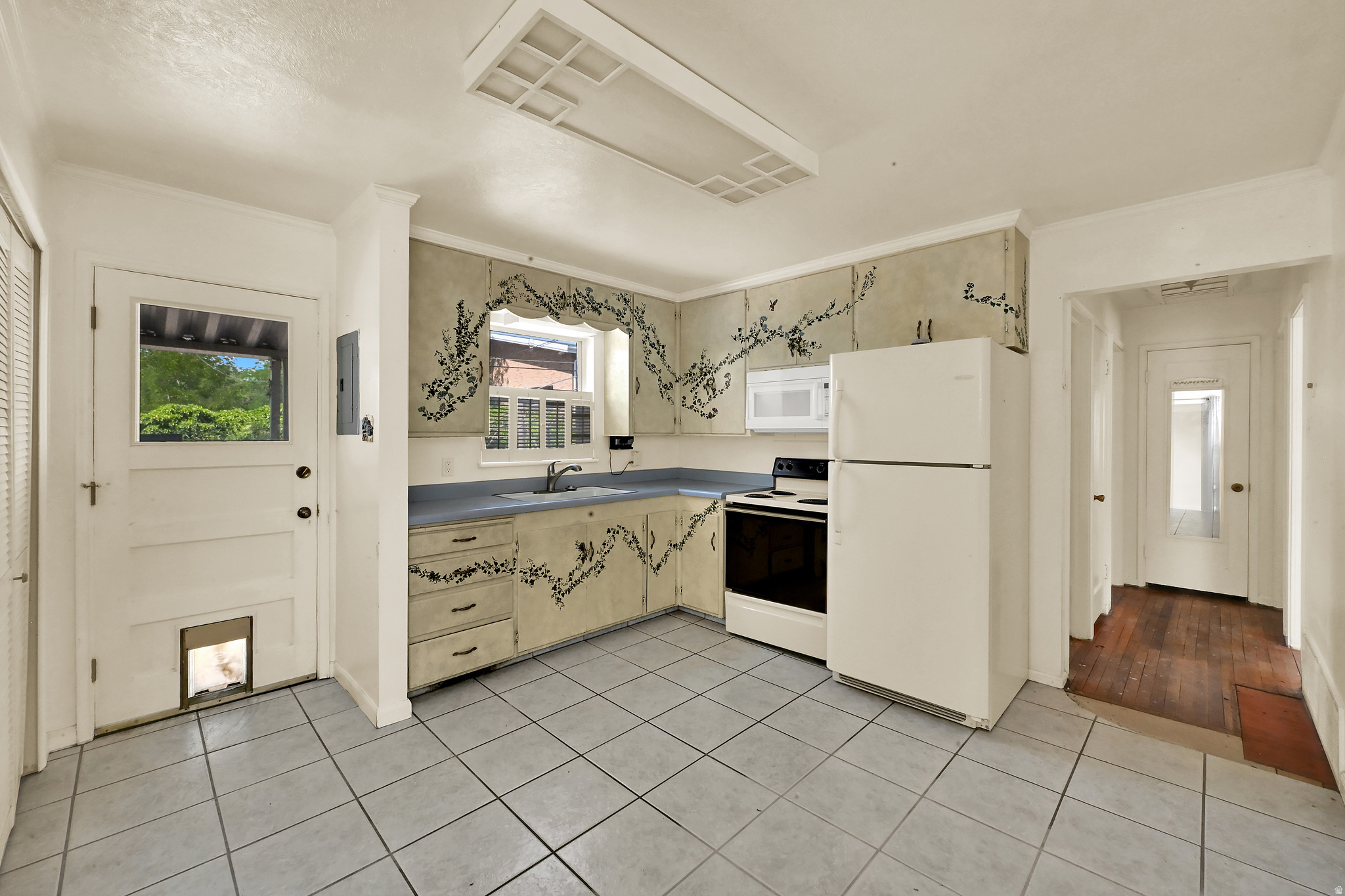 LESLIE AVE S - Residential
