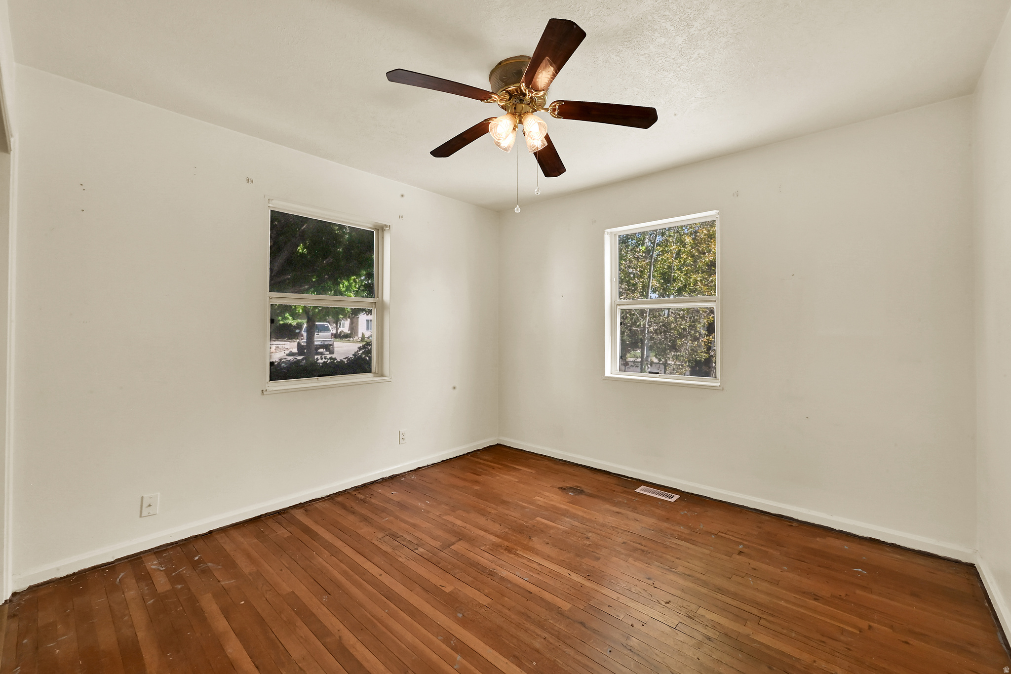 LESLIE AVE S - Residential