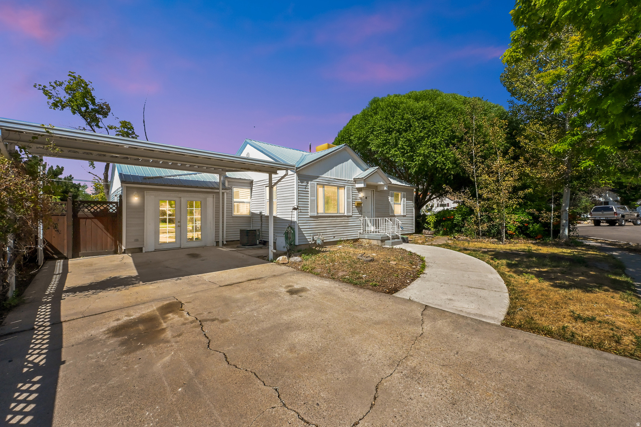 LESLIE AVE S - Residential