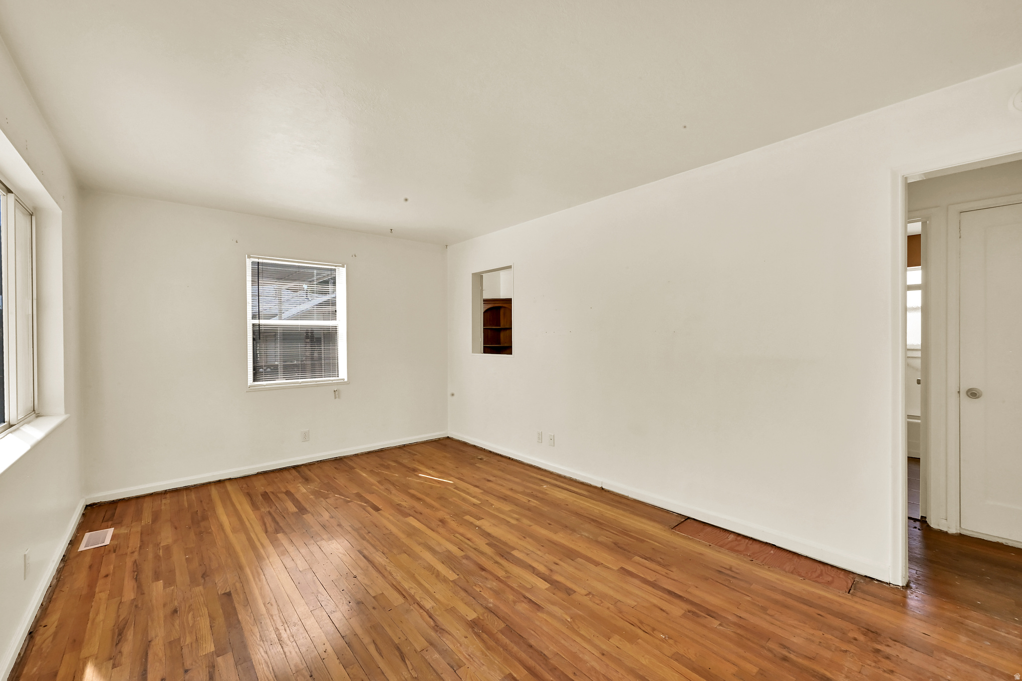 LESLIE AVE S - Residential