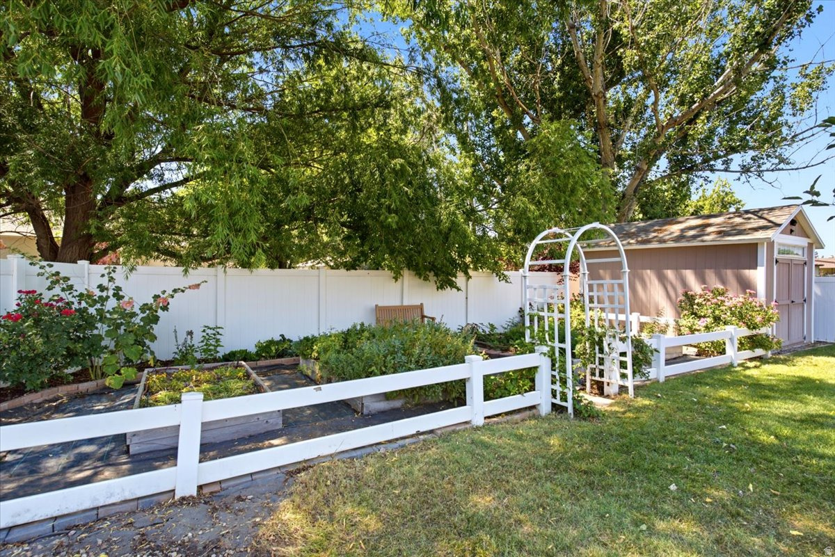 CRYSTAL CREEK - Residential