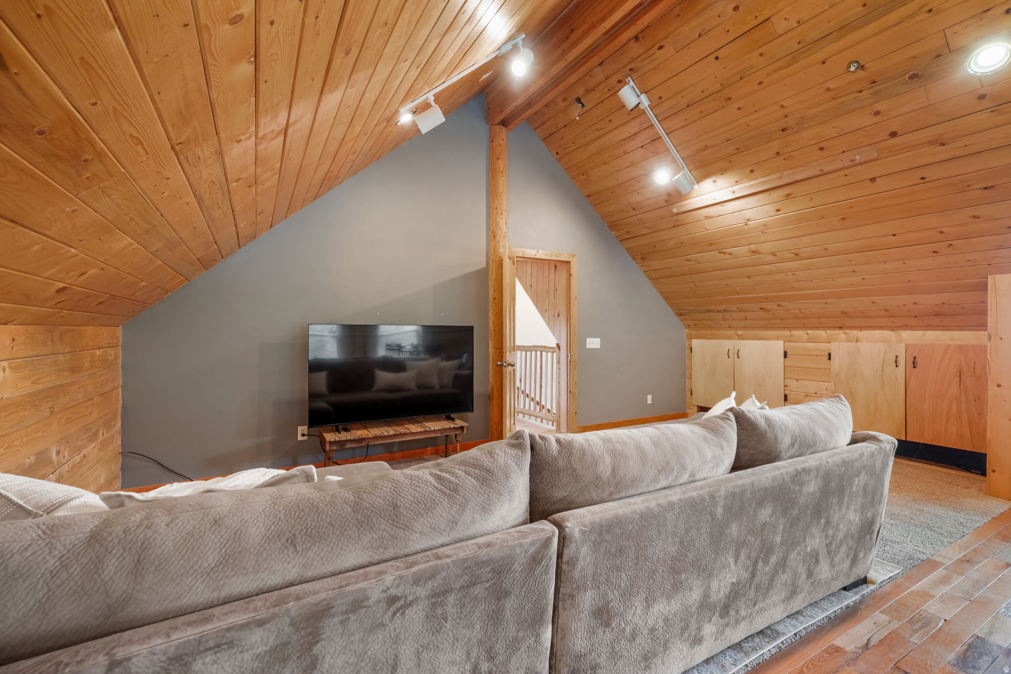 WOODLAND HILLS - Residential