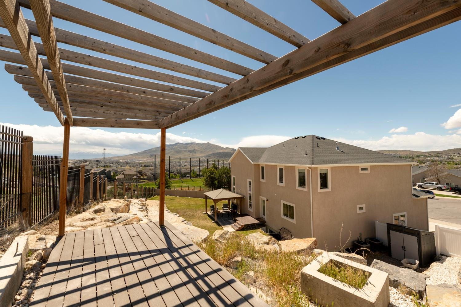 HIGHLANDS ON THE GREEN - Residential