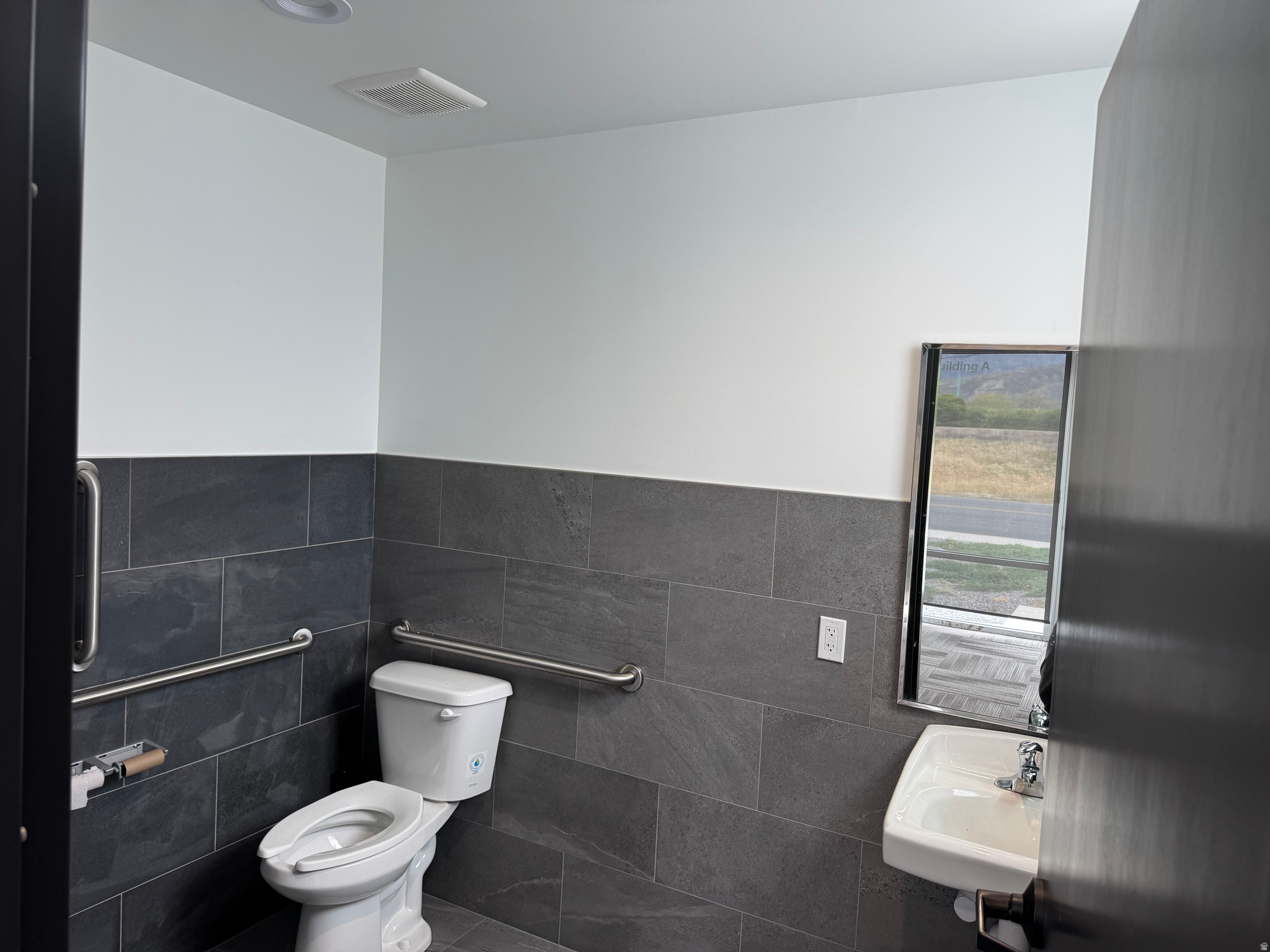 LINDON'S EDGE - Commercial Lease