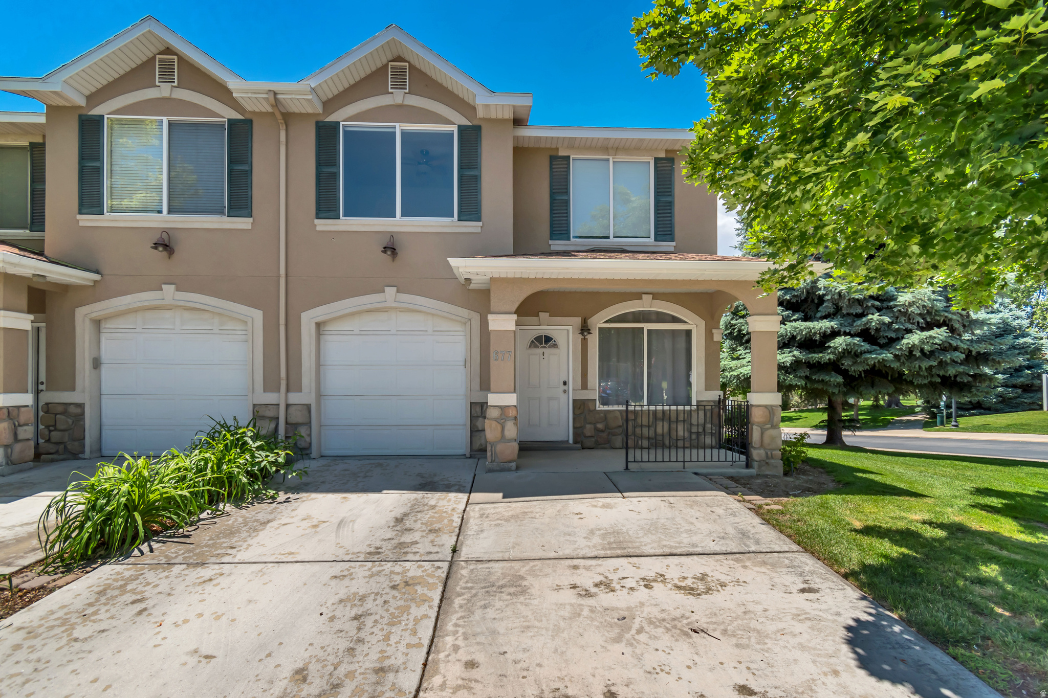 OPEN HOUSE: SUNDAY, 6/7 from 1:30 - 3:30 pm. REMODELED end-unit townhome filled with natural light! Enjoy gorgeous 42" white kitchen cabinetry, quartz countertops, tile flooring, & included appliances-refrigerator, microwave, washer/dryer. Newer oversized sliding glass doors off the kitchen opens to an abundance of natural light and a seamless indoor-outdoor living experience. Main floor has a vaulted ceiling which the already spacious floor plan makes it feel more open. Upstairs features--3 bedrooms, 2 bathrooms & upper level laundry. The primary suite boasts a beautifully updated en-suite bathroom w/an oversized tiled glass shower & custom-organized closet cabinetry. The community offers fantastic amenities, including a clubhouse, pool, hot tub, & exercise room. Conveniently located near I-15 for easy commuting. Come take a look!