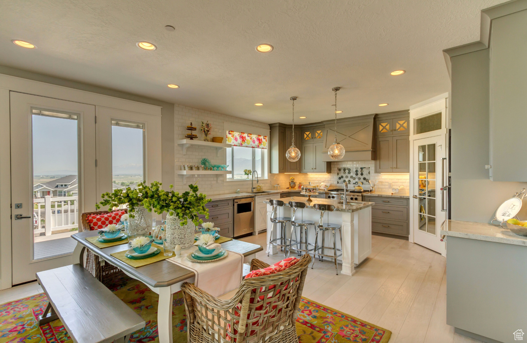 BROAD HOLLOW - Residential