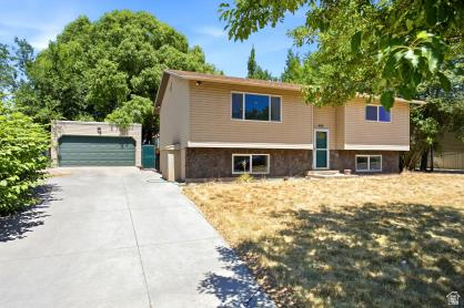 Nice Updated Home - Big Open Kitchen/Living Room area, perfect for entertaining! Basement Bedrooms are roomy and bright with above ground windows. Extra Large Garage and large deck with built in seating!! Great access to the mall and freeway!