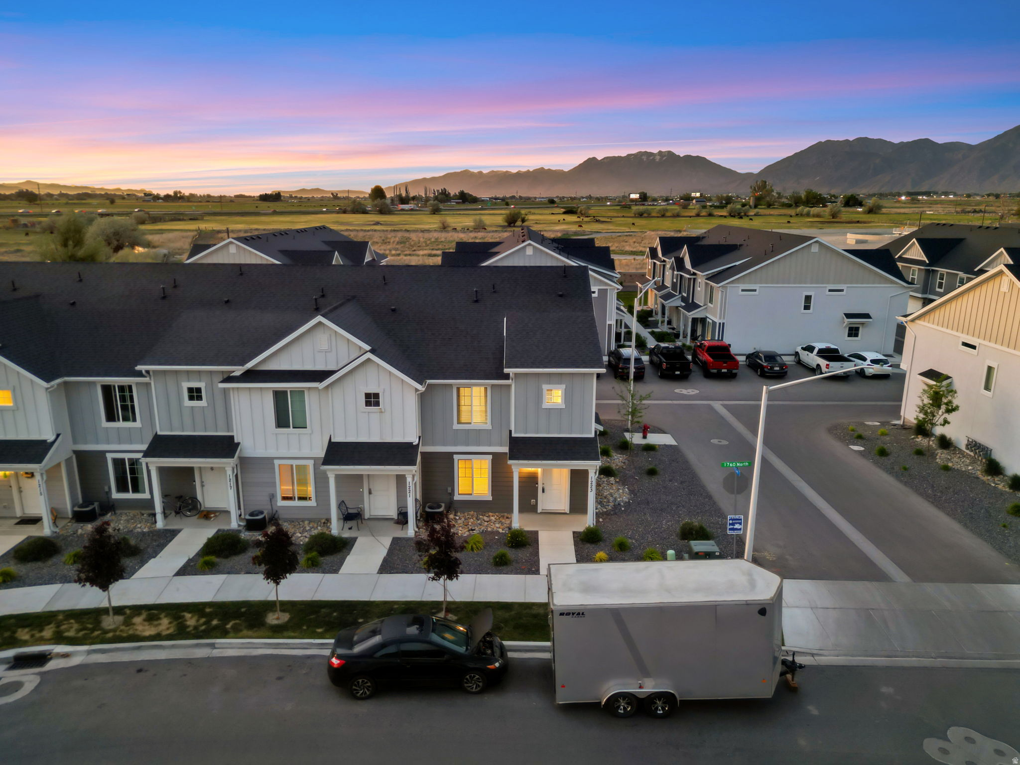 Better than new and completely turnkey! This darling end-unit townhome in the beautiful Arrowhead Park community in Payson, Utah offers abundant natural light, a functional open layout, and extra privacy. Enjoy plenty of parking, a low HOA, and a fantastic community setting close to parks, schools, and conveniences!  Zero down financing available in this area!  Call today for a private tour!