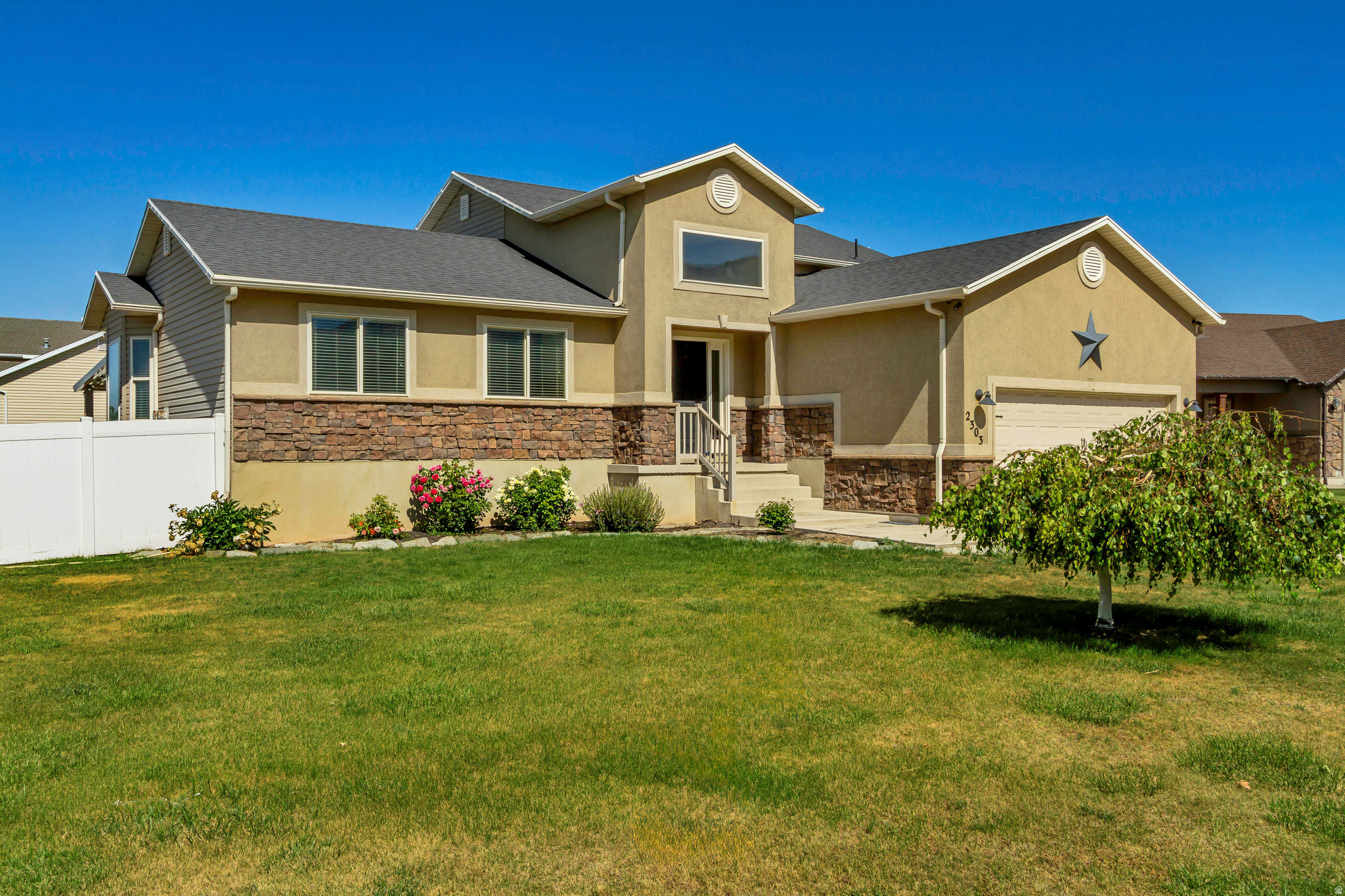 OPEN HOUSE! SATURDAY June 13 from 12 am to 2 pm. Well-located this 4-bedroom home offers the perfect blend of space, comfort, and convenience. Featuring a functional layout with generous living areas, this property is ideal for both everyday living and entertaining. Close to shopping, dining, and major roadways, it provides easy access to everything you need.