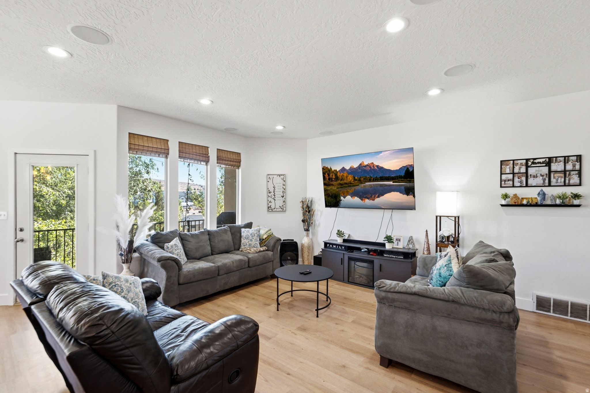 SILVER LAKE - Residential