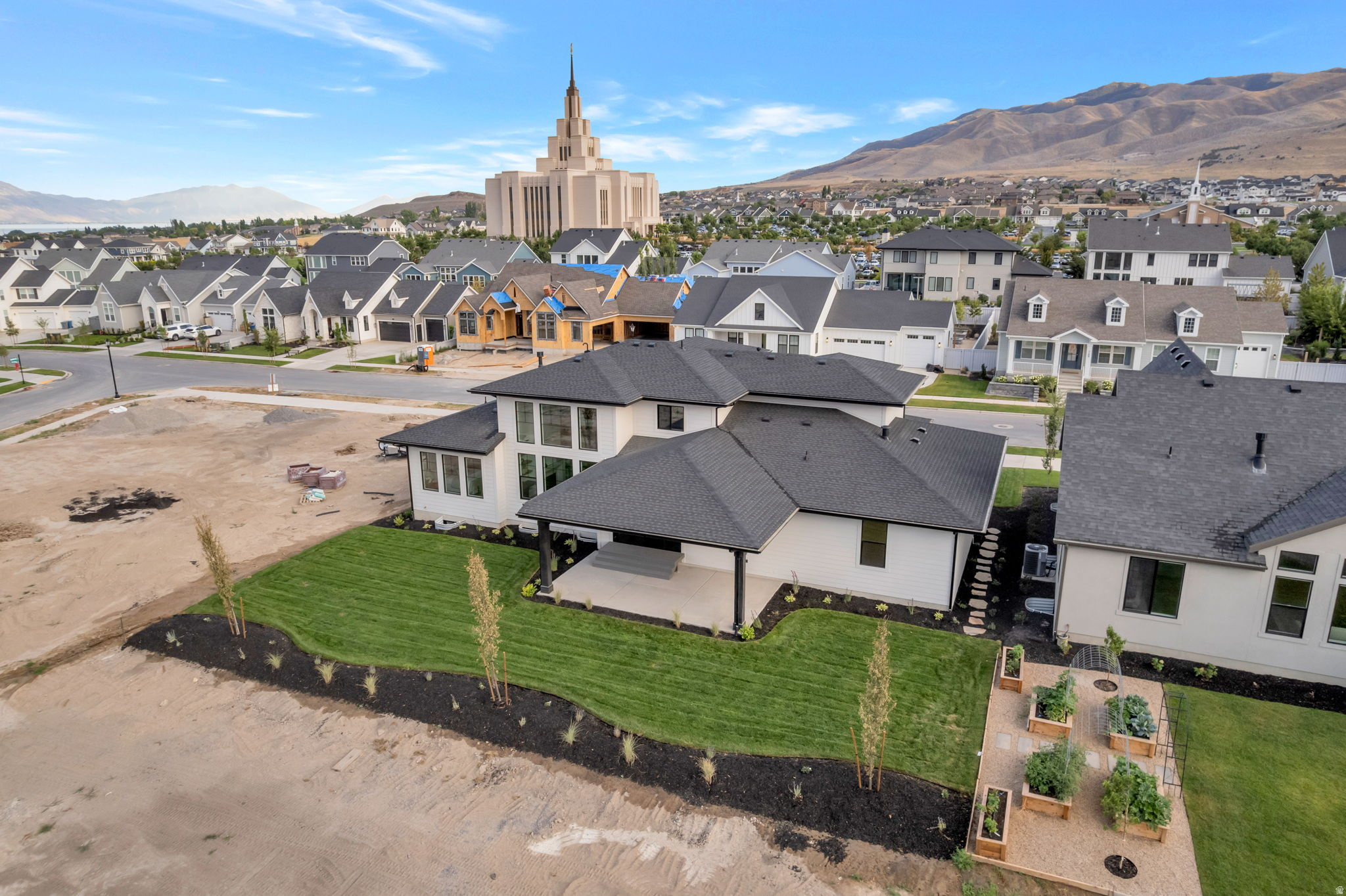 BEACON POINTE - Residential