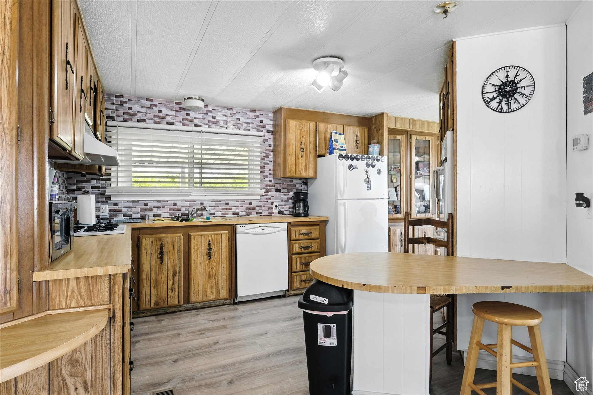 PALATIAL LIVING - Residential