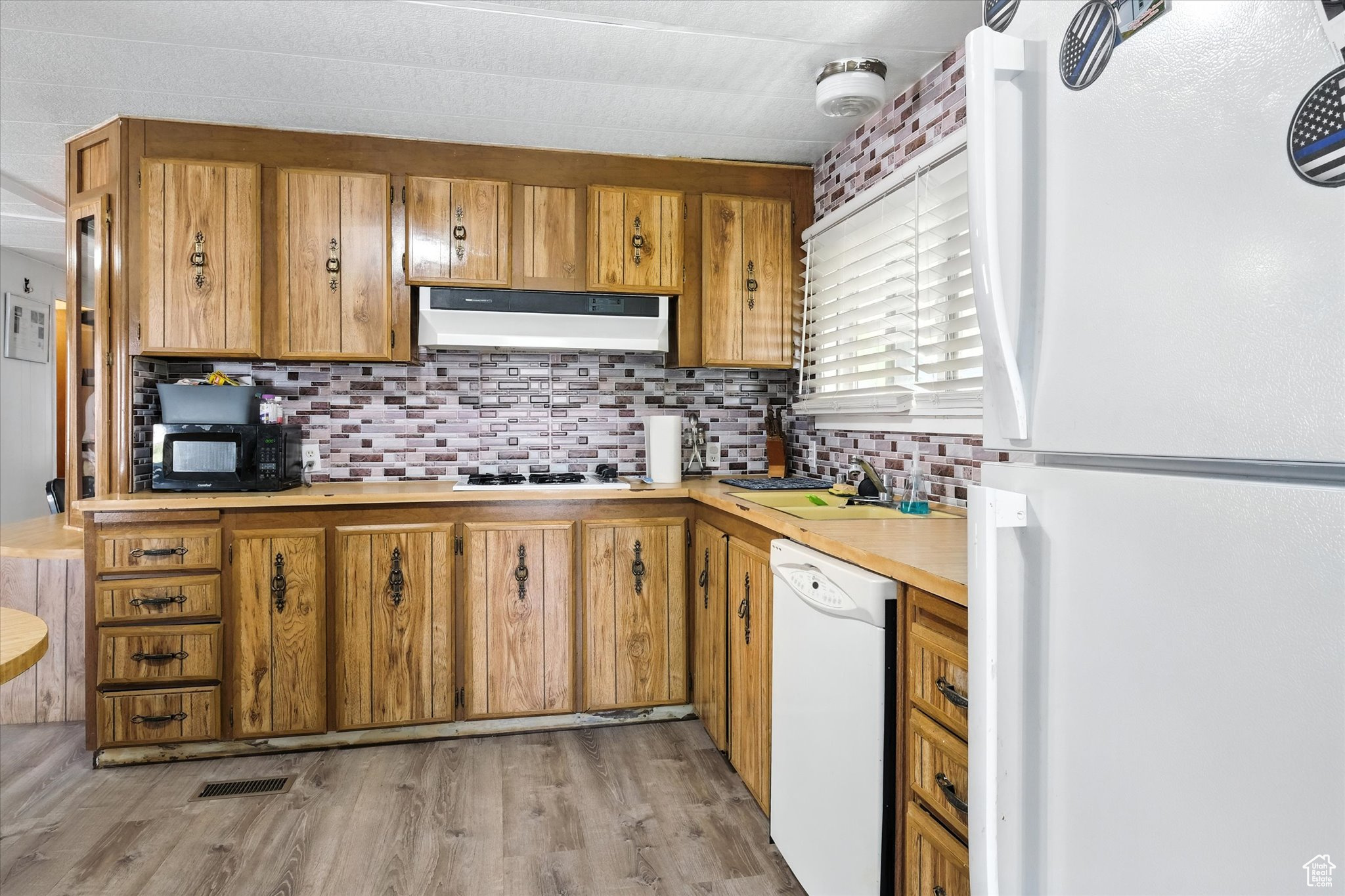 PALATIAL LIVING - Residential