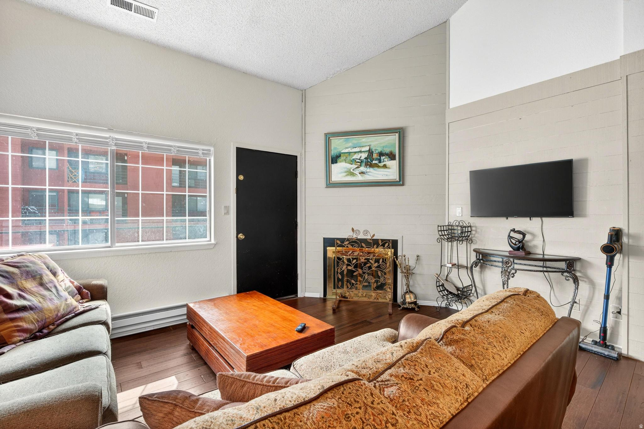 GIANT STEPS CONDO - Residential
