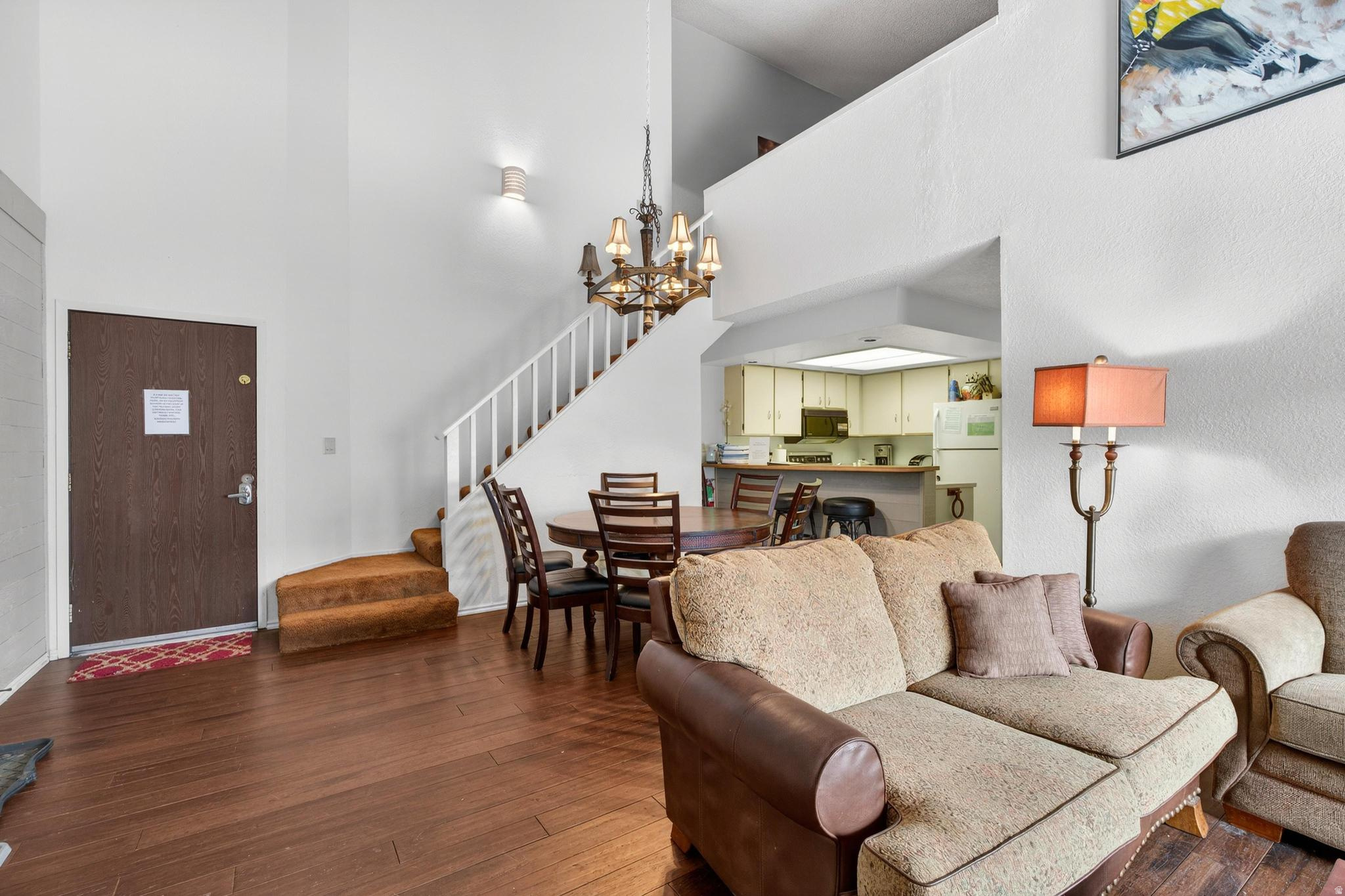 GIANT STEPS CONDO - Residential