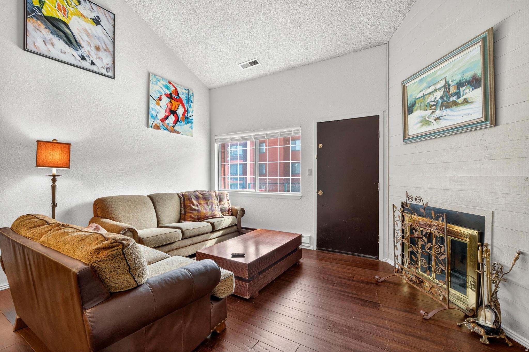 GIANT STEPS CONDO - Residential
