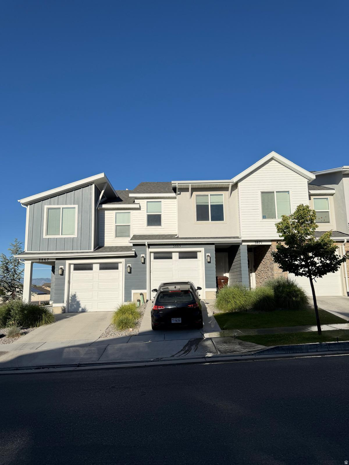 This is a short Sale 3rd party approval is required. No showings, offer under review. Like new townhome in central Magna.