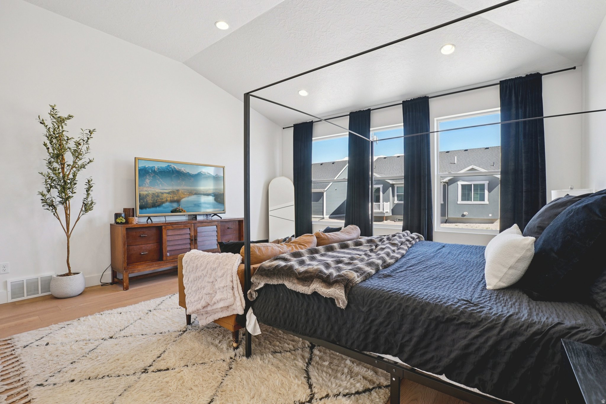 BROADVIEW SHORES - Residential