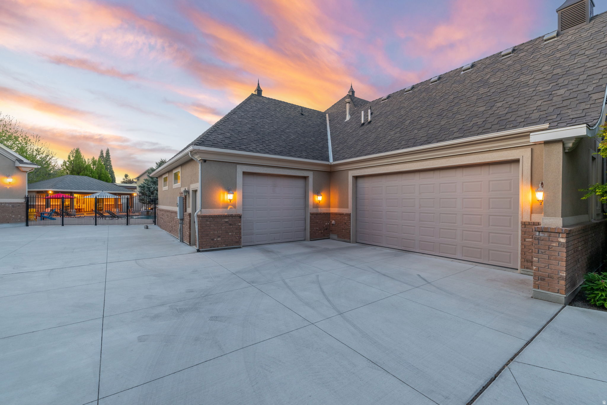 TRIPLE CROWN - Residential