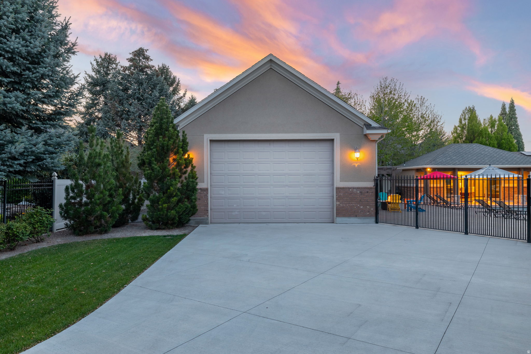 TRIPLE CROWN - Residential