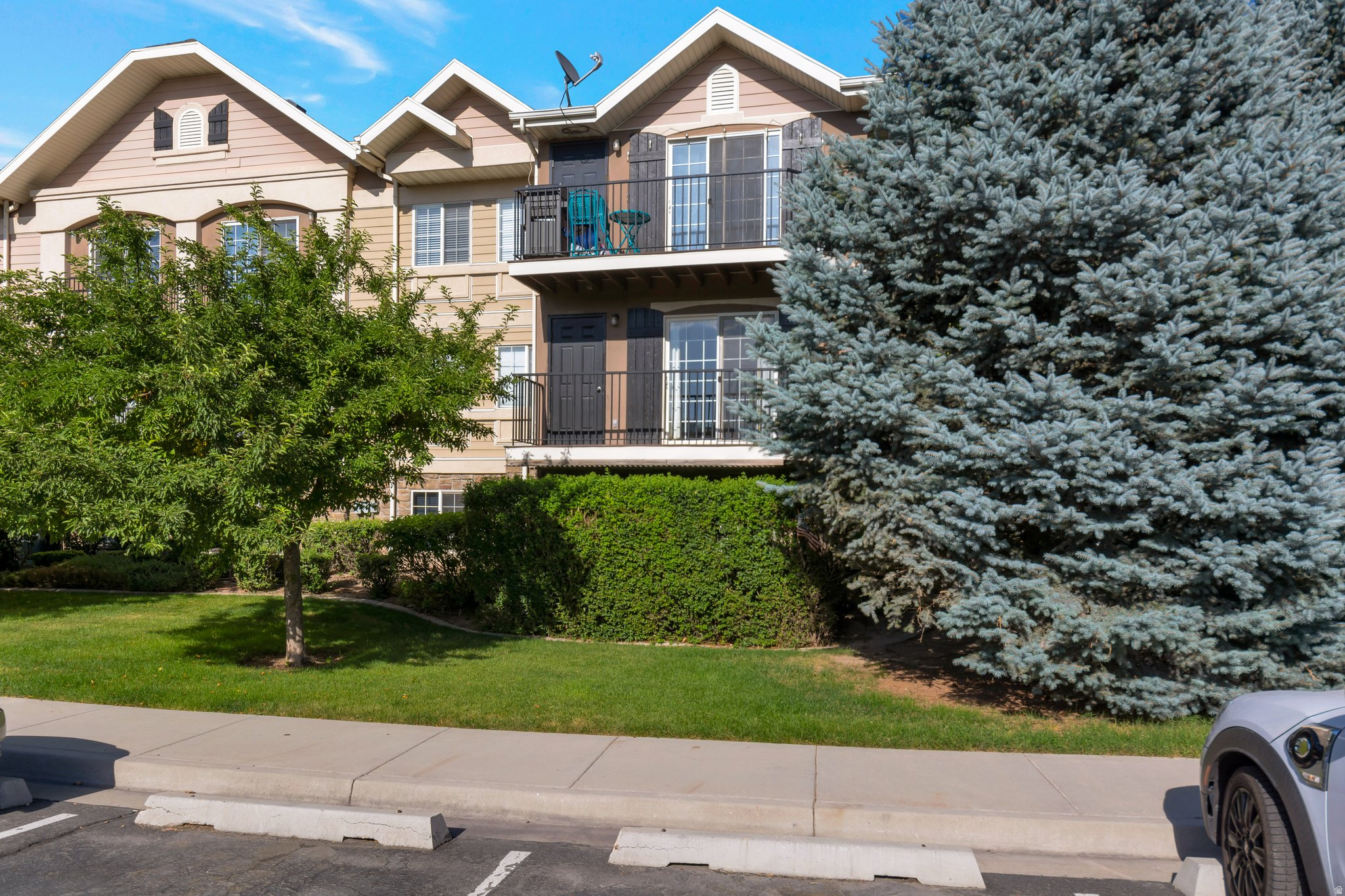 VINTAGE ON THE BLUFFS - Residential
