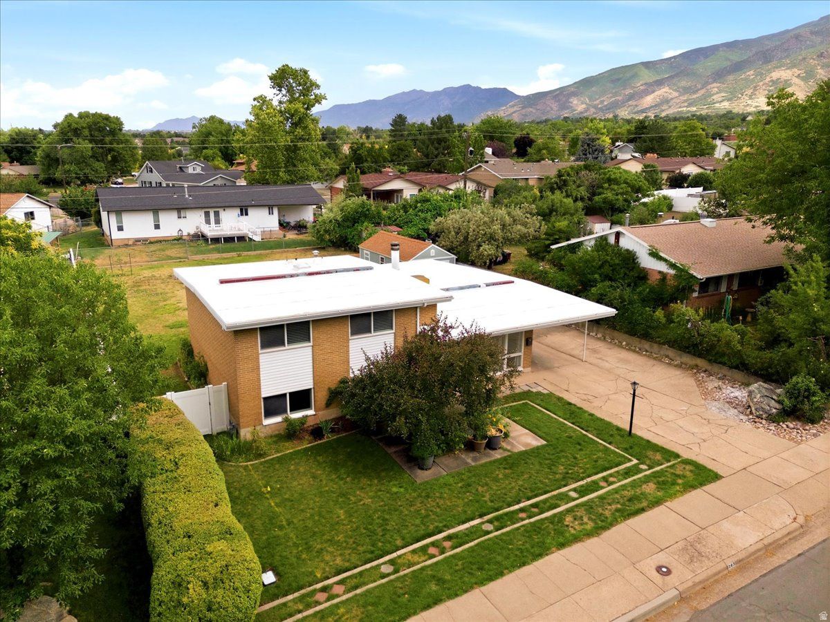 CRESTHOMES - Residential