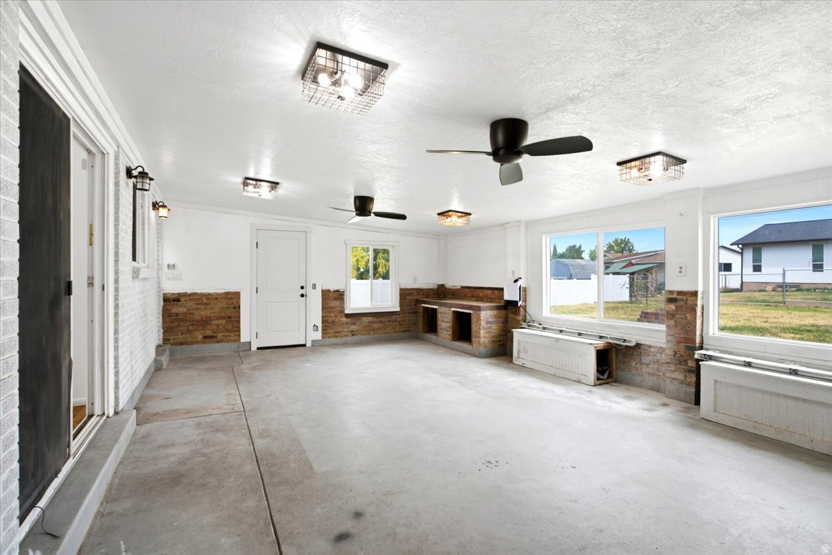 CRESTHOMES - Residential